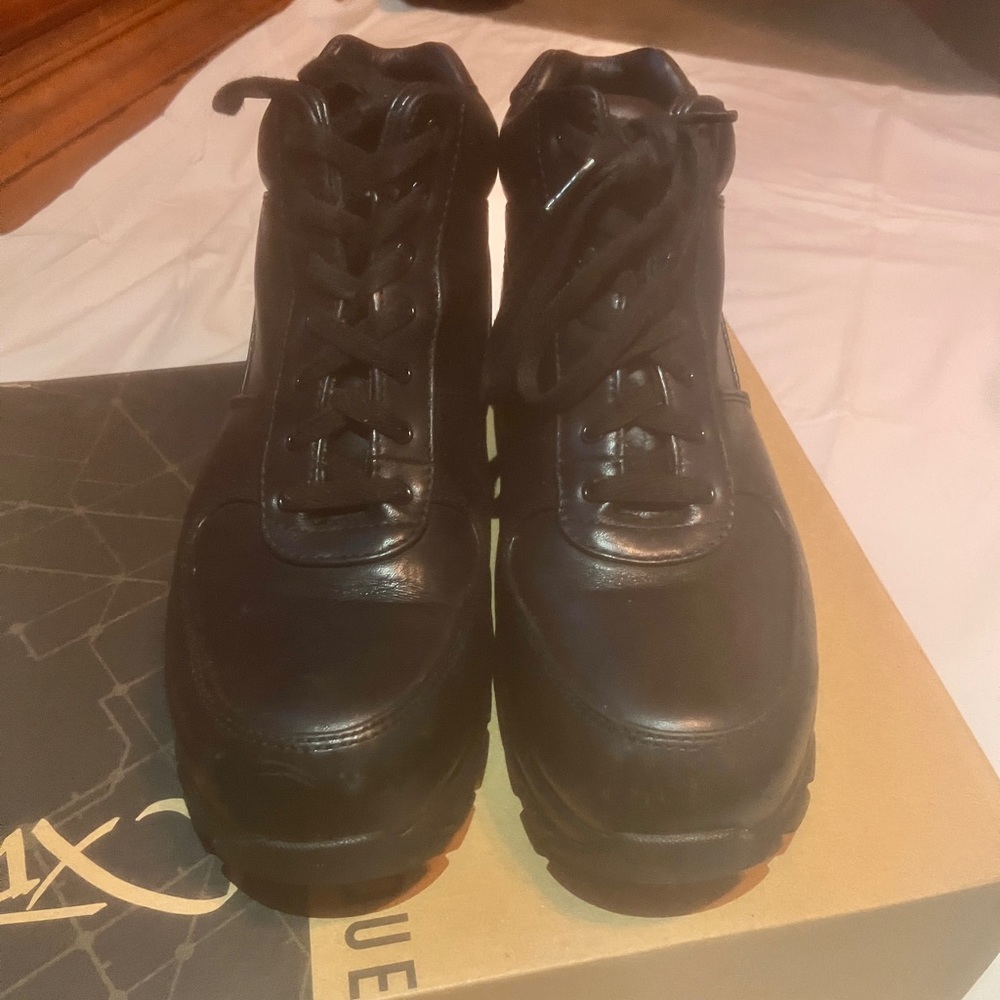 Nike ACG’s 6 year old BLACK size 9
